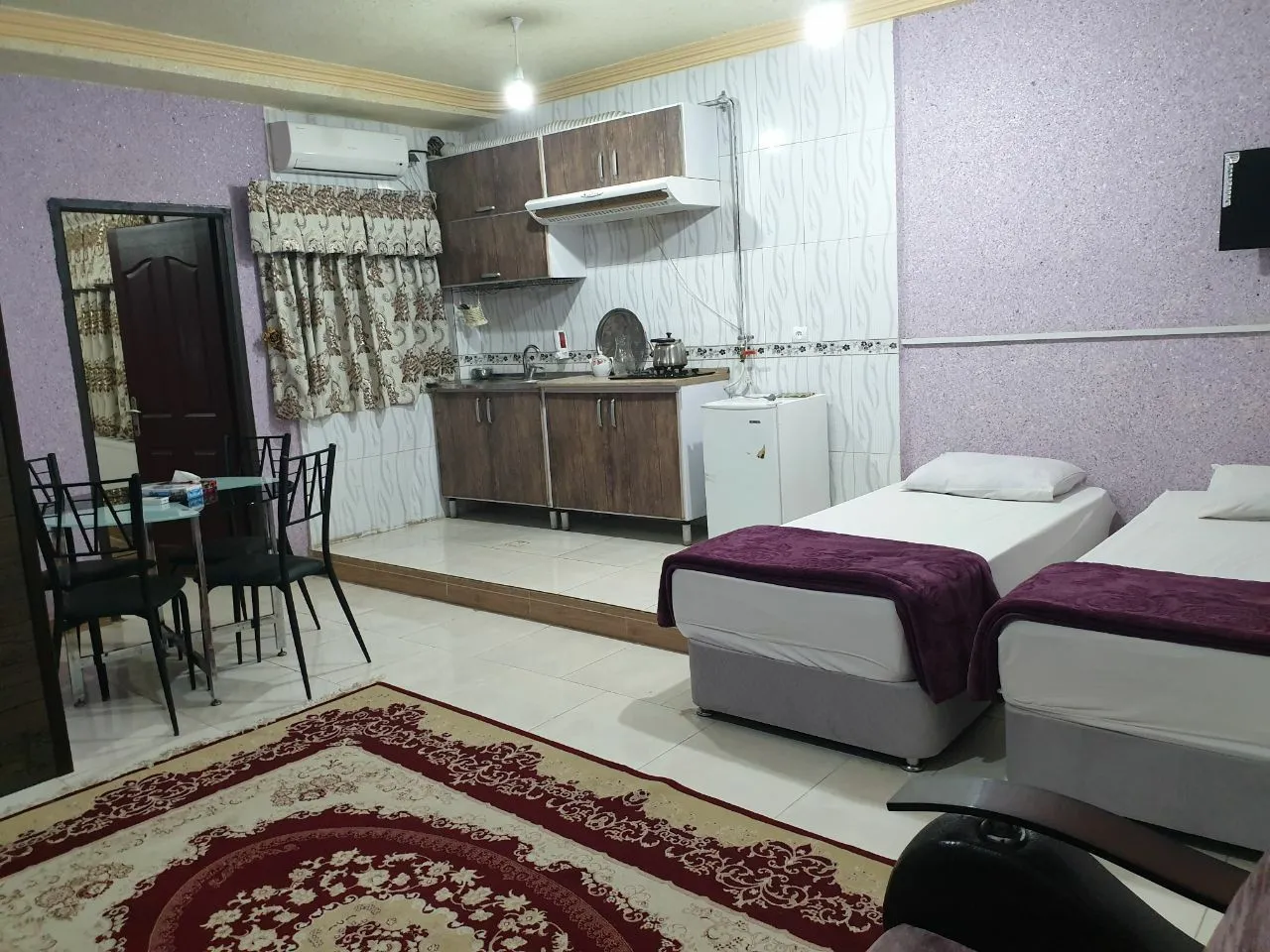 تخت‌های یک‌نفره و آشپزخانه هتل پردیس