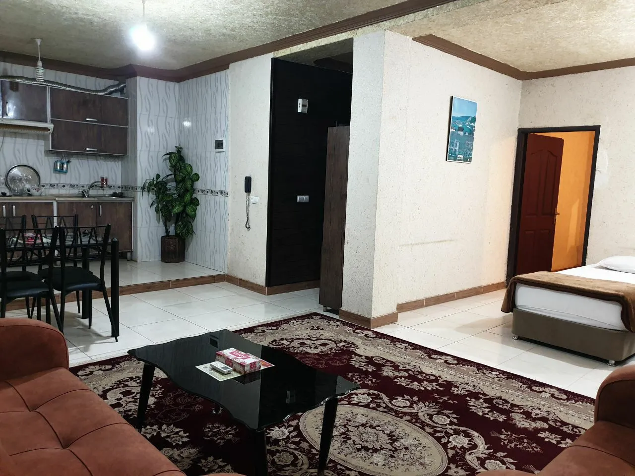 نمای اتاق خواب و آشپزخانه هتل پردیس