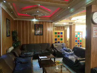 لابی هتل مروارید با مبلمان چرمی و میز شیشهای