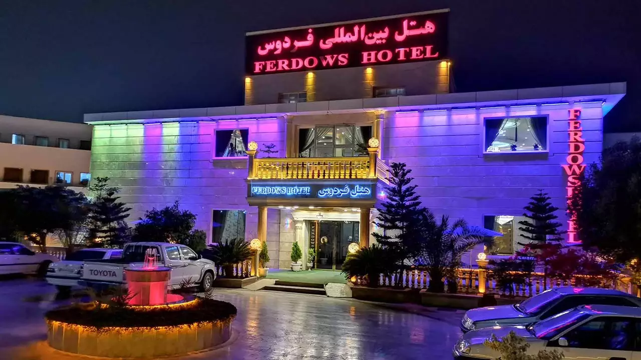 نمای شب هتل فردوس با نورپردازی رنگی