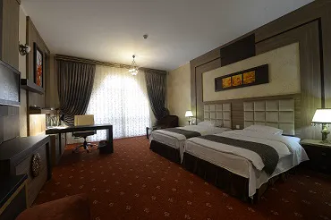 اتاق هتل نیکان با دو تخت یک‌نفره