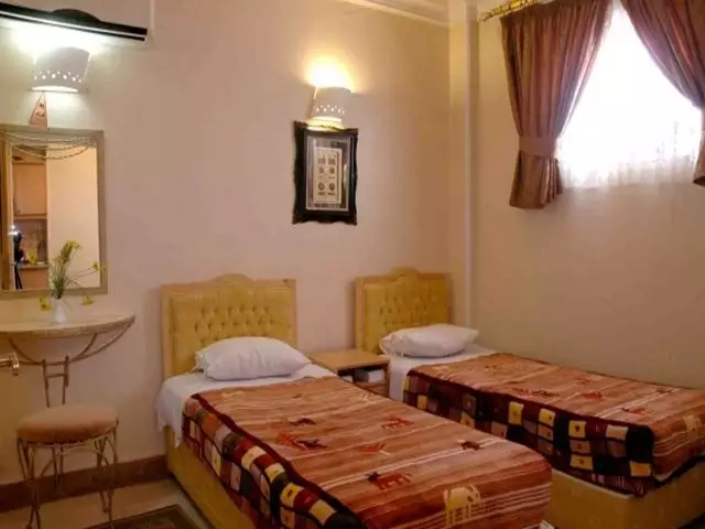 اتاق دوتخته هتل ملل با تخت‌های جداگانه