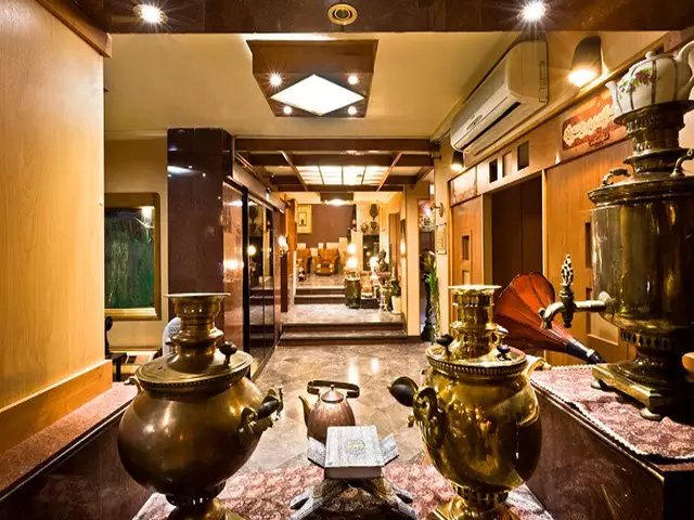 نمای ورودی سنتی و کتری‌های برنجی هتل ملل