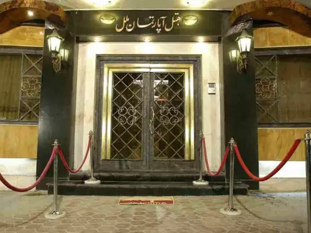 ورودی هتل ملل با در فلزی مشبک