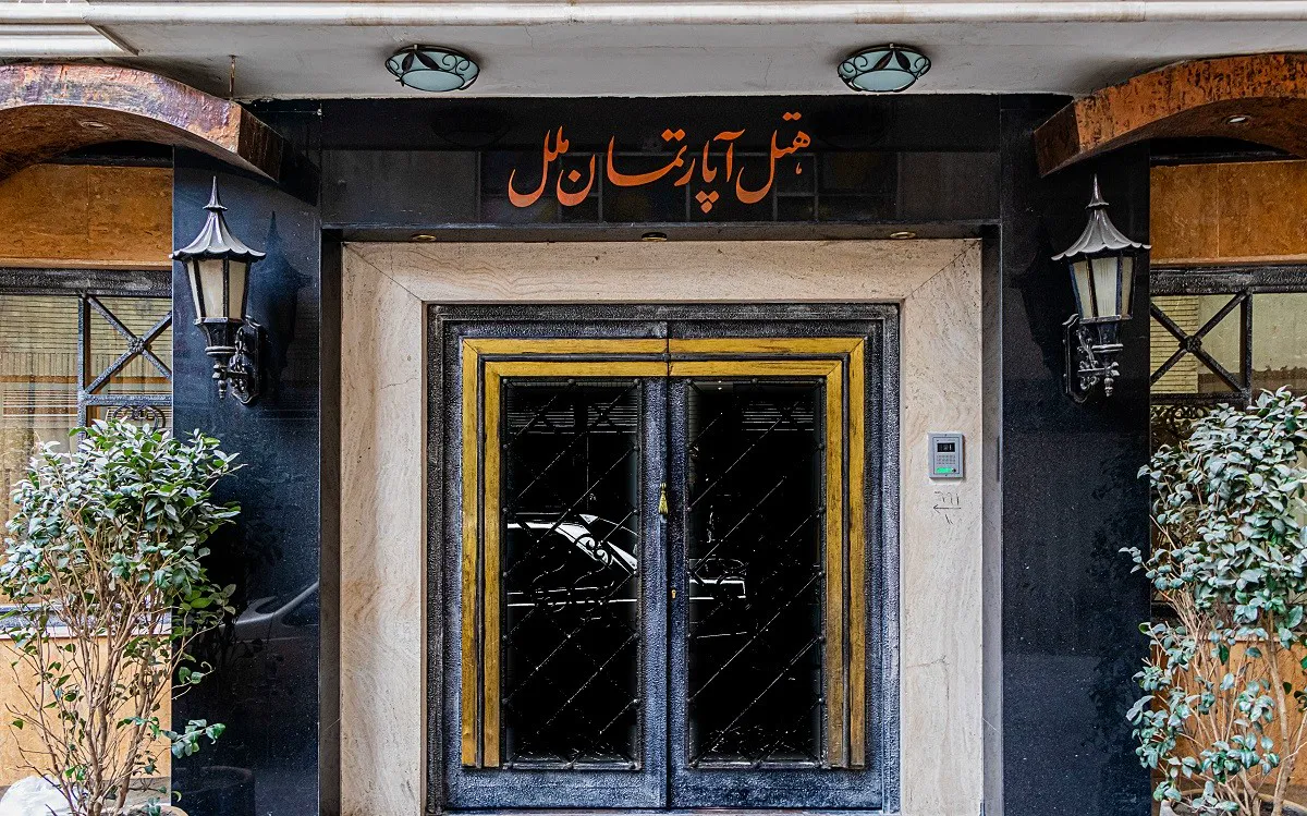 ورودی شیشه‌ای هتل ملل