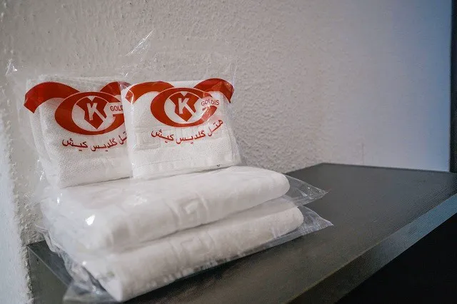 حوله‌های بسته‌بندی‌شده با نشان هتل گلدیس