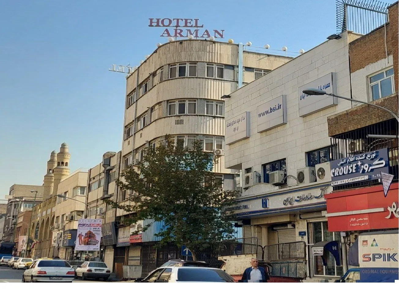 نمای بیرونی هتل آرمان در خیابان