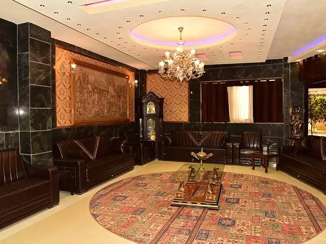 سالن نشیمن هتل پلاس با مبلمان چرمی و فرش