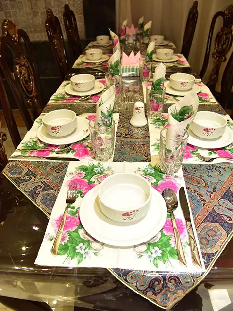 میز چیده‌شده با ظروف گل‌دار در هتل پلاس