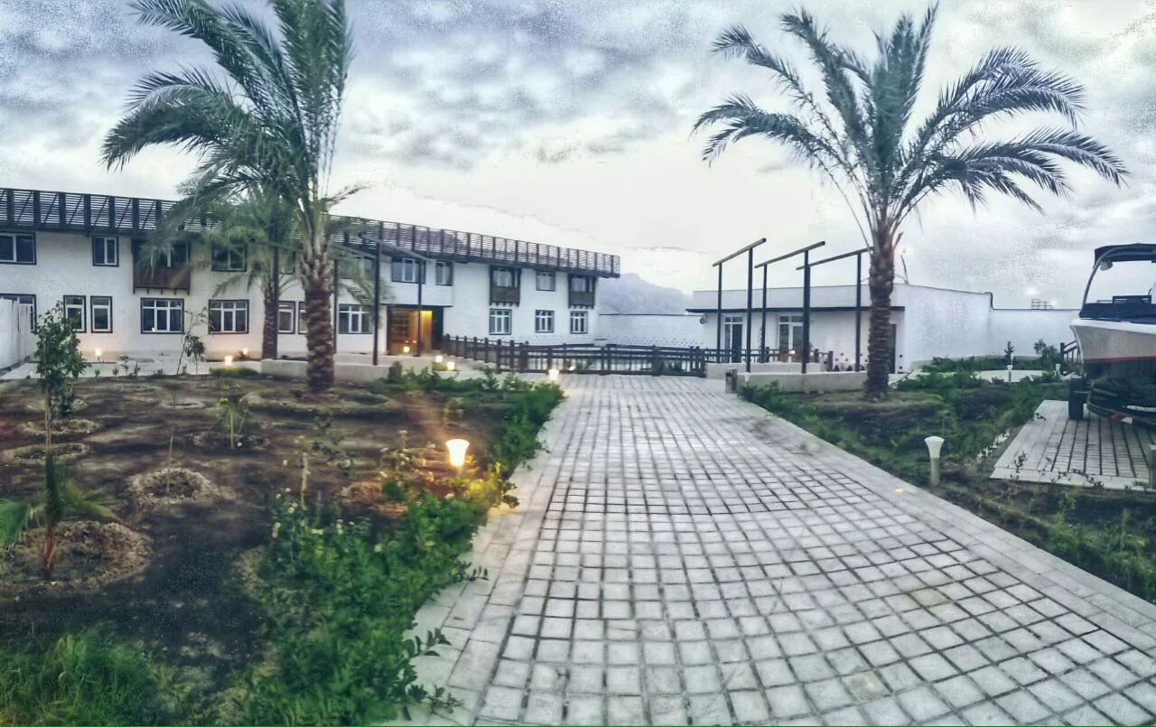 مسیر سنگ‌فرش و فضای سبز هتل ریم رام