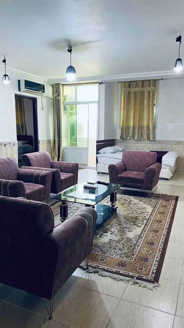 اتاق نشیمن با مبل و تخت هتل شادناز 2