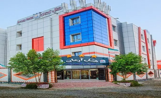 نمای بیرونی هتل آرمان با نمای آبی و قرمز