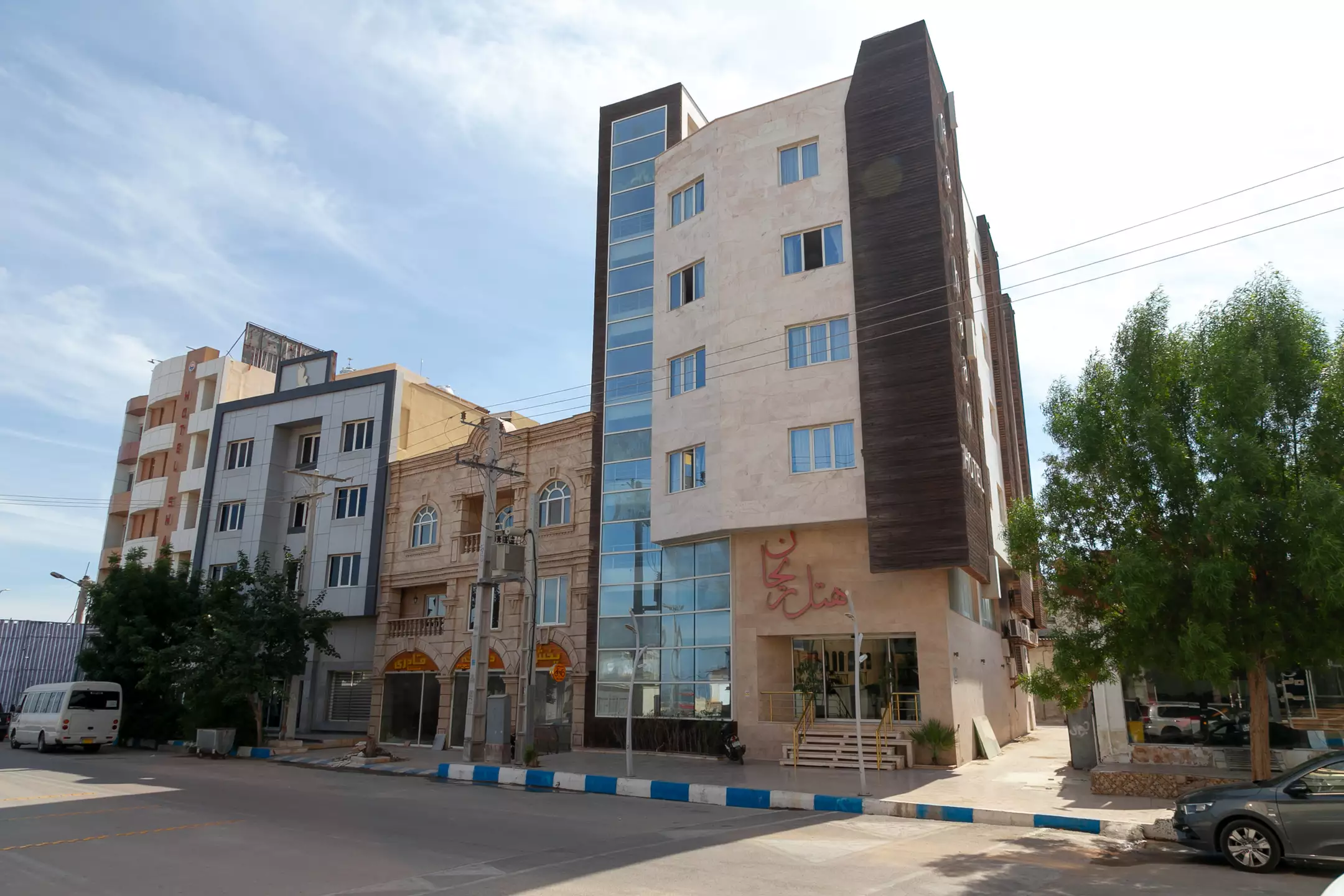 نمای بیرونی هتل ریحان با نمای شیشه‌ای