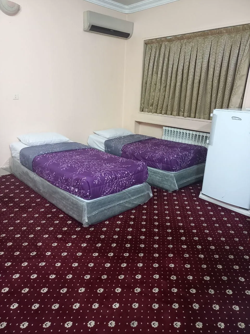 اتاق دو تخته هتل شروین با روتختی بنفش