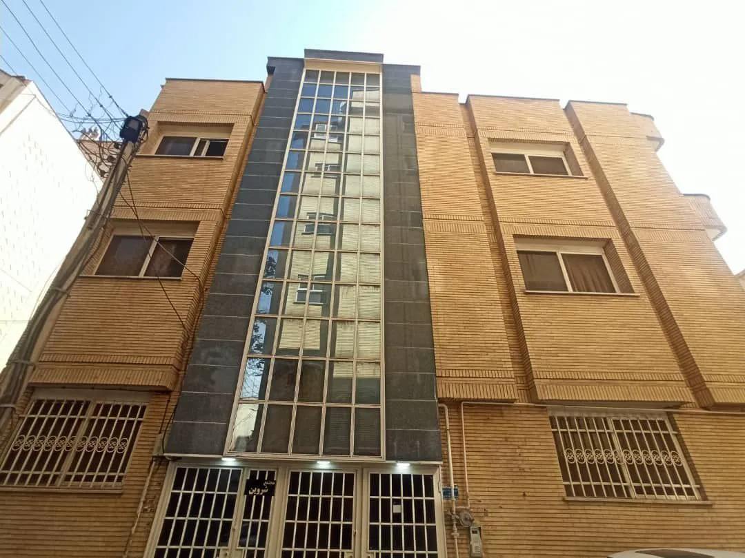 نمای بیرونی ساختمان آجری هتل شروین