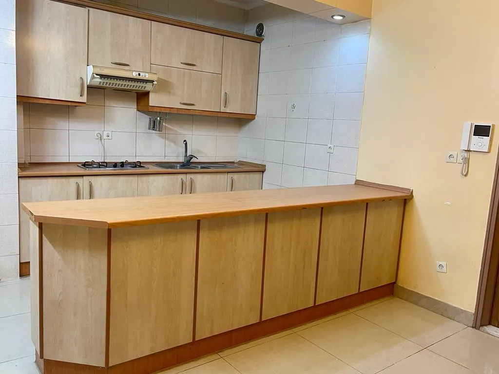 آشپزخانه هتل شروین با کابینت چوبی و کانتر