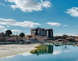 نمای هتل ساحلی پردیس کنار آبگیر و ساحل سنگی
