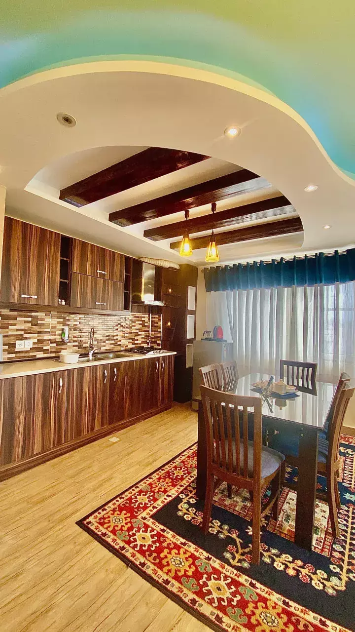 آشپزخانه چوبی و میز غذاخوری در هتل نخل