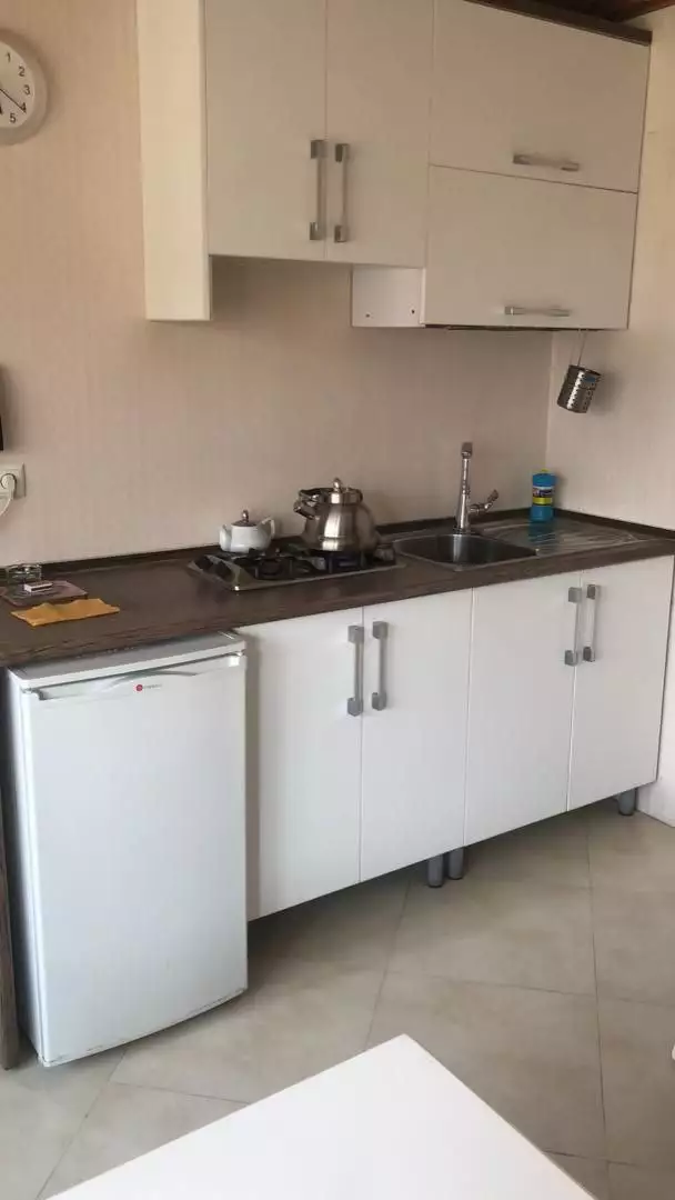 آشپزخانه اسکان با سینک و یخچال کوچک