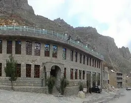 نمای بیرونی هتل شادی در دامنه کوه