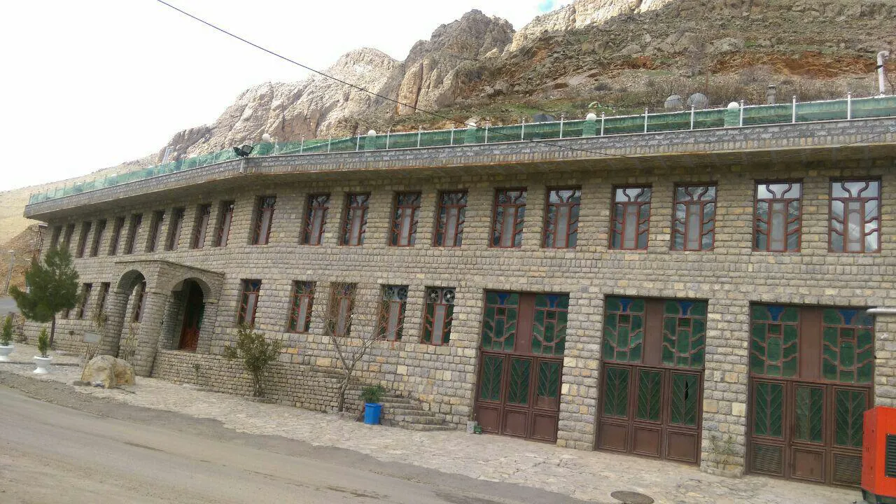 ساختمان سنگی هتل شادی در میان کوهستان
