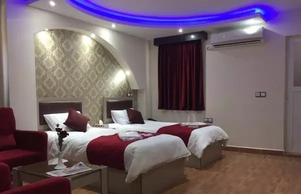 اتاق دوتخته هتل افرا با روتختی زرشکی