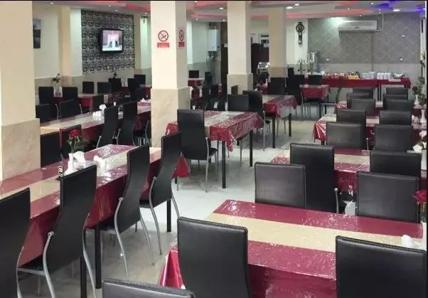 سالن غذاخوری هتل افرا با میزهای مرتب