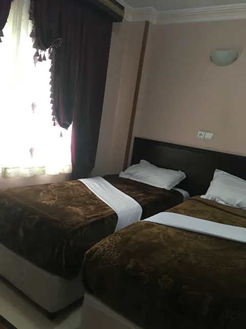 دو تخت یک‌نفره در اتاق هتل سعید
