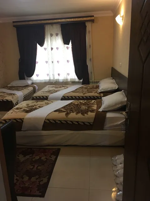 تخت‌های دونفره با روتختی طرح‌دار در هتل سعید