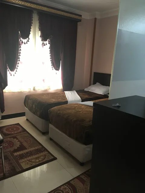 دو تخت یک‌نفره کنار پنجره در هتل سعید