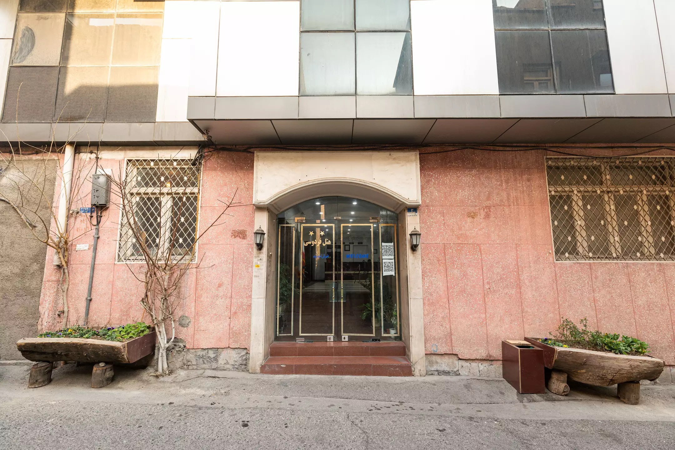 ورودی شیشه‌ای هتل فردوسی با نمای سنگی