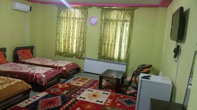اتاق لیوادر با تختهای متعدد و فرشهای رنگارنگ