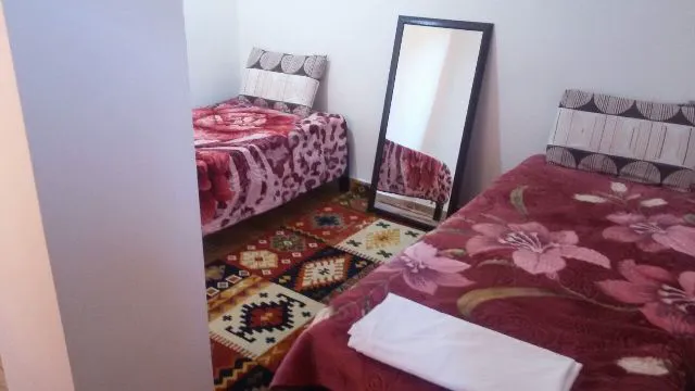 اتاق دوخوابه لیوادر با تختهای گلدار و آینه قدی