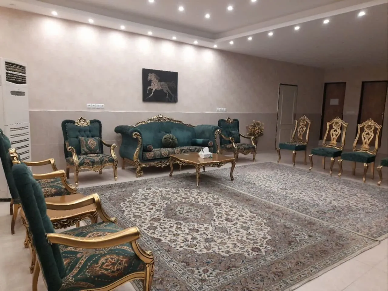 مبلمان سبز و طلایی سالن نشیمن هتل مریم