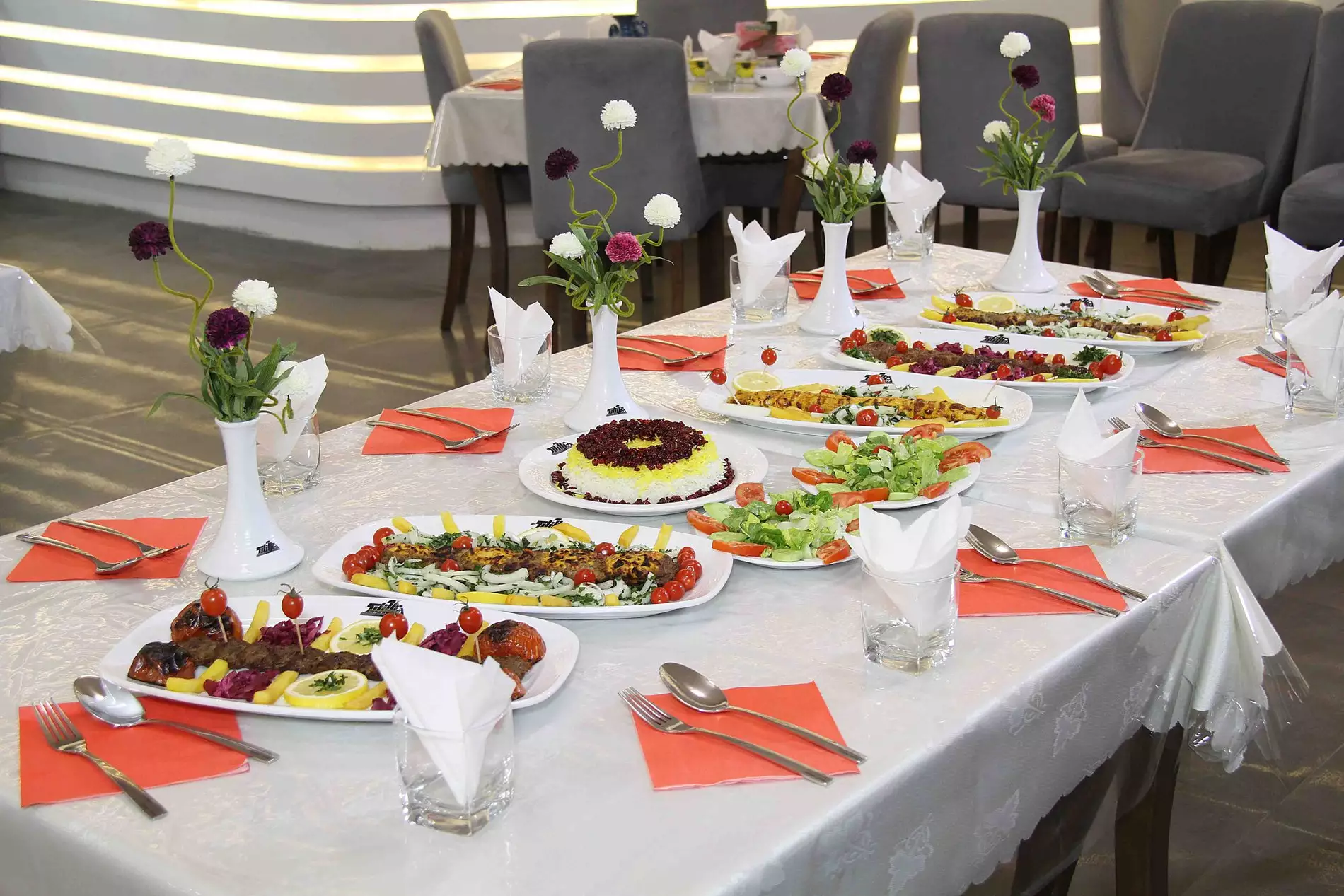 میز پذیرایی چیده‌شده در هتل آزادی افلاک
