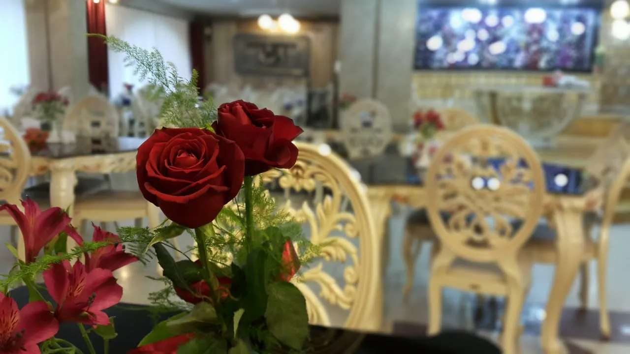 گلهای رز قرمز در رستوران هتل آزادی