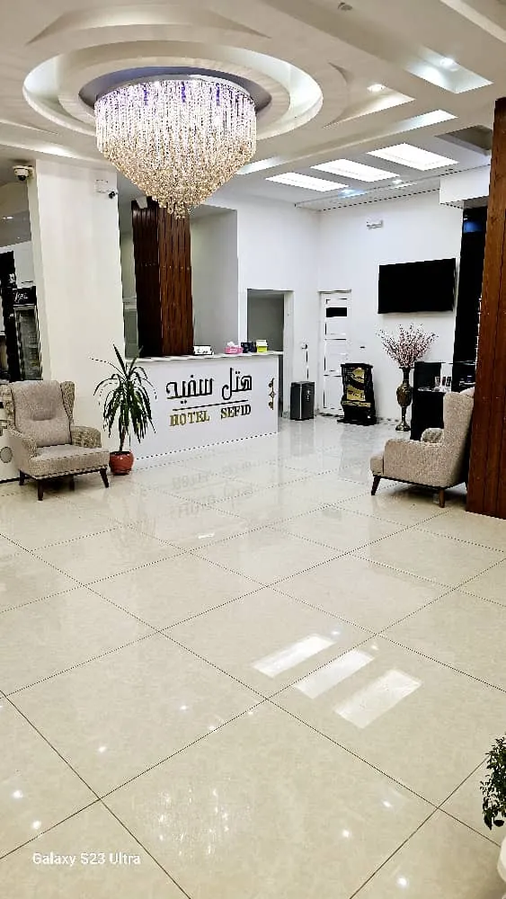 لابی سفید هتل سفید با لوستر کریستالی