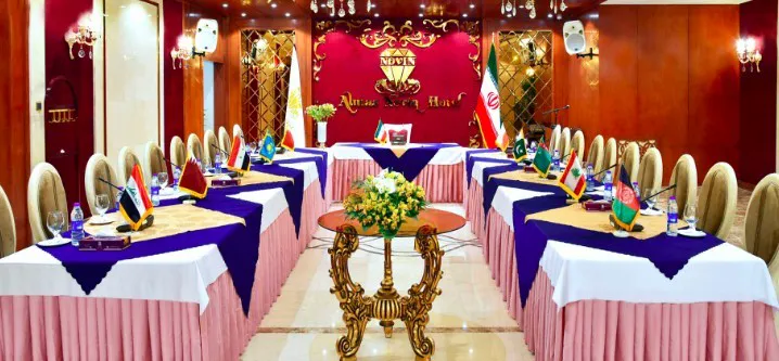 سالن جلسات هتل الماس نوین با میزهای چیدمان‌شده