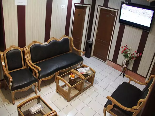 نشیمن هتل مهر با مبلمان چوبی و میز پذیرایی