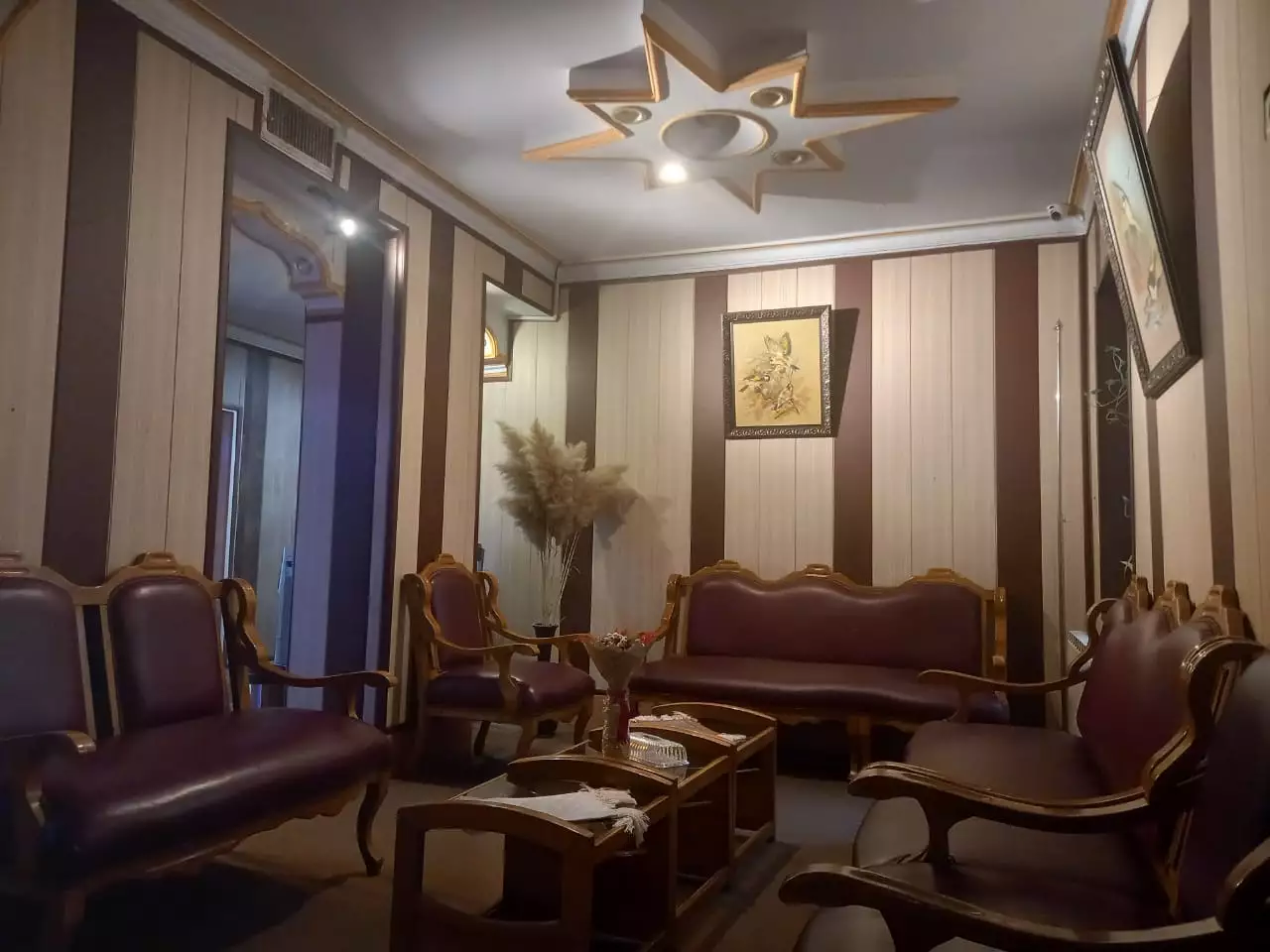 مبلمان کلاسیک در فضای نشیمن هتل مهر