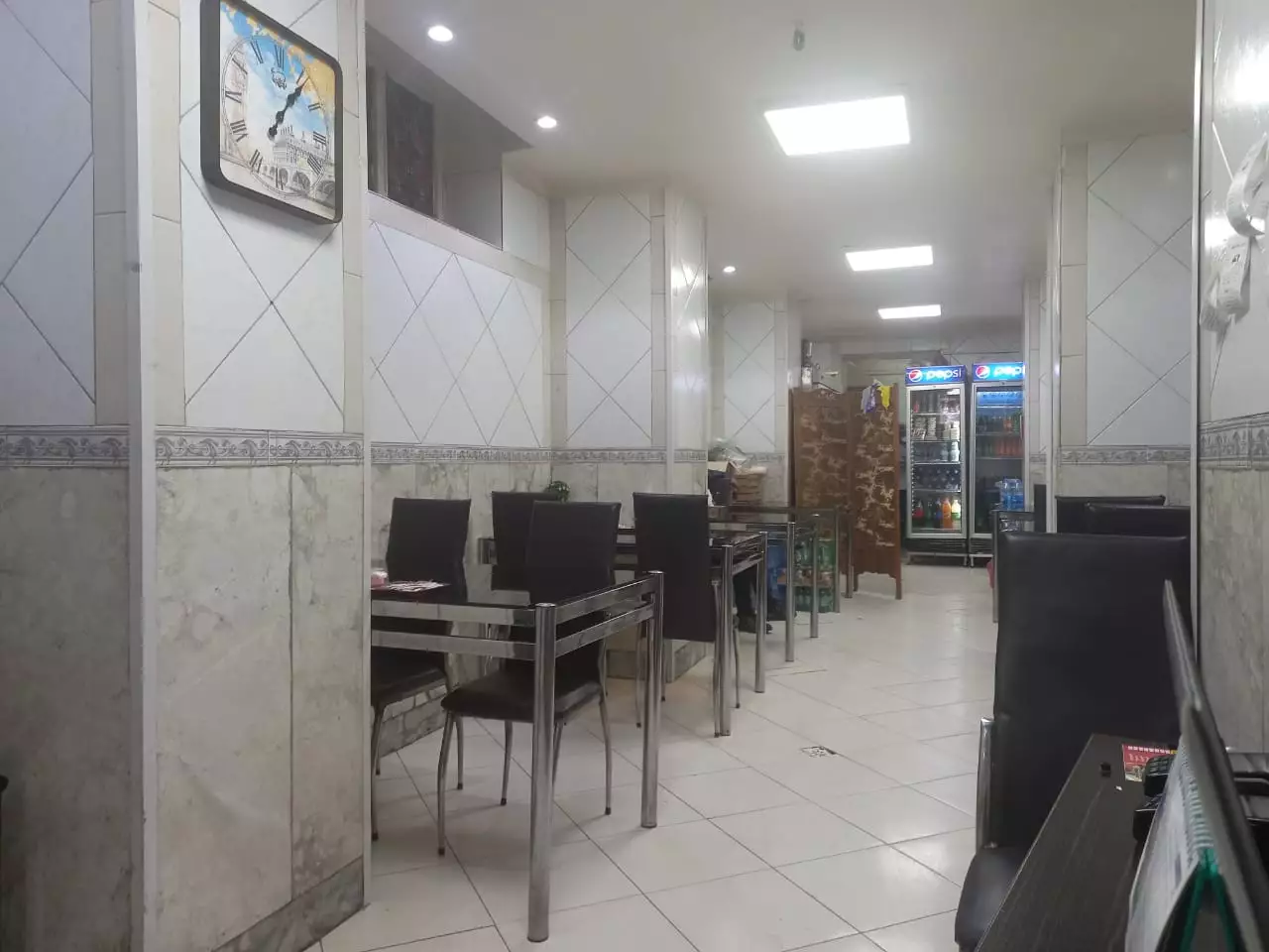 میزهای غذاخوری و یخچال نوشیدنی در هتل مهر