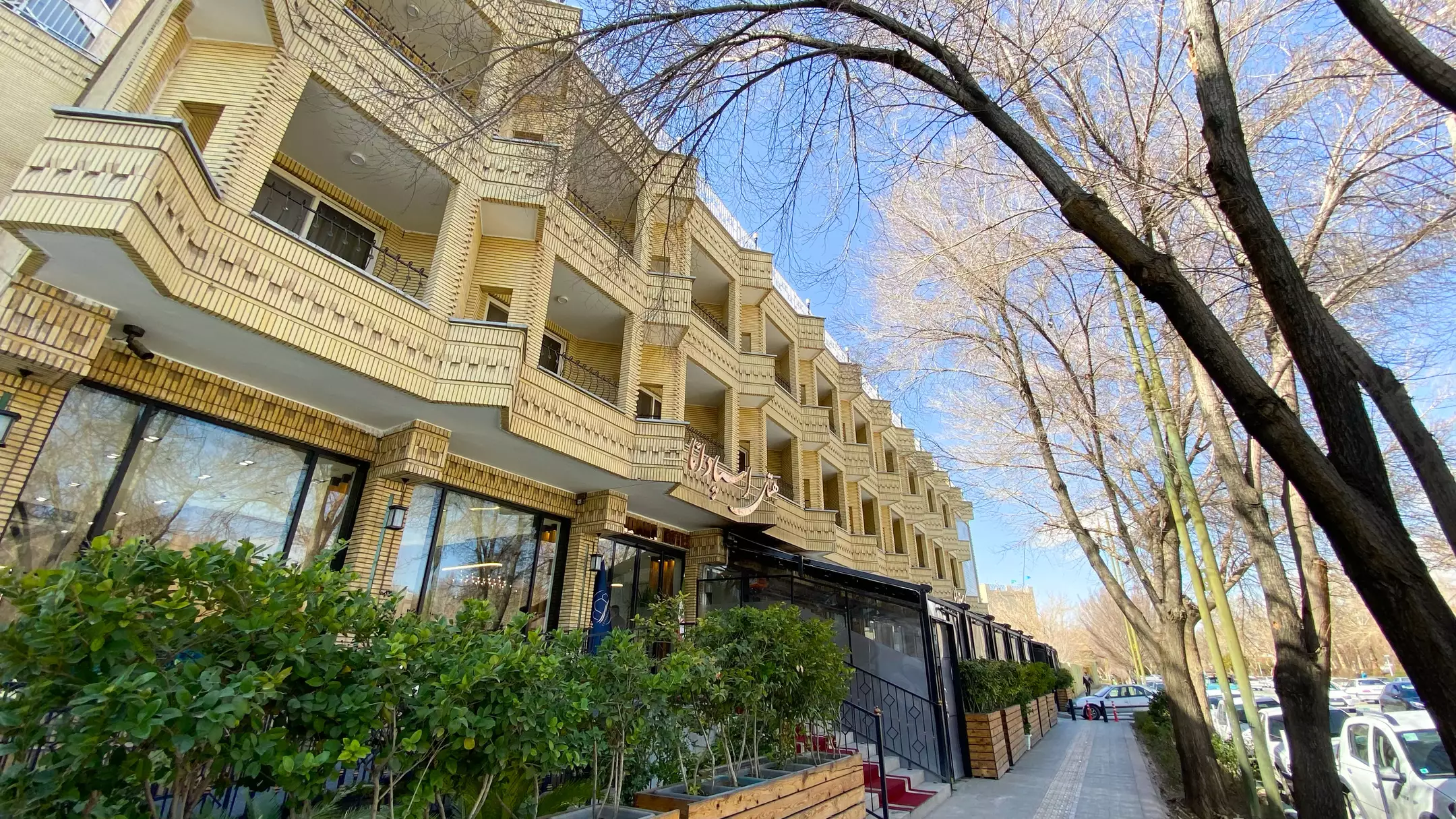 نمای بیرونی هتل اسپادانا در خیابانی درختکاریشده