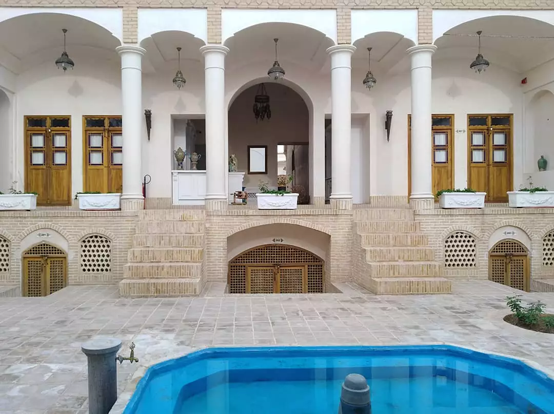 استخر روباز و نمای ستون‌دار هتل آریانا