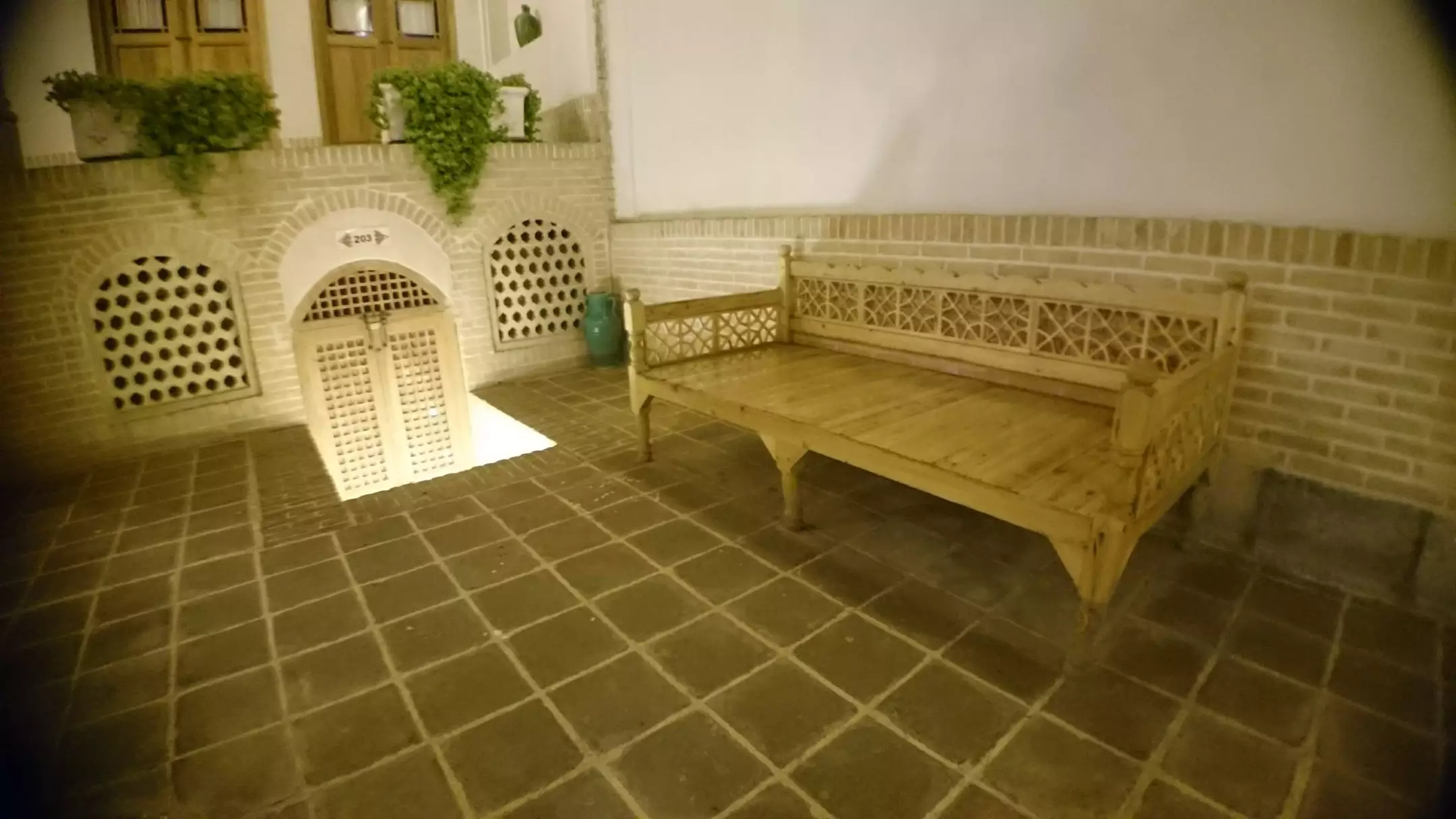 نیمکت چوبی در فضای آجری هتل آریانا