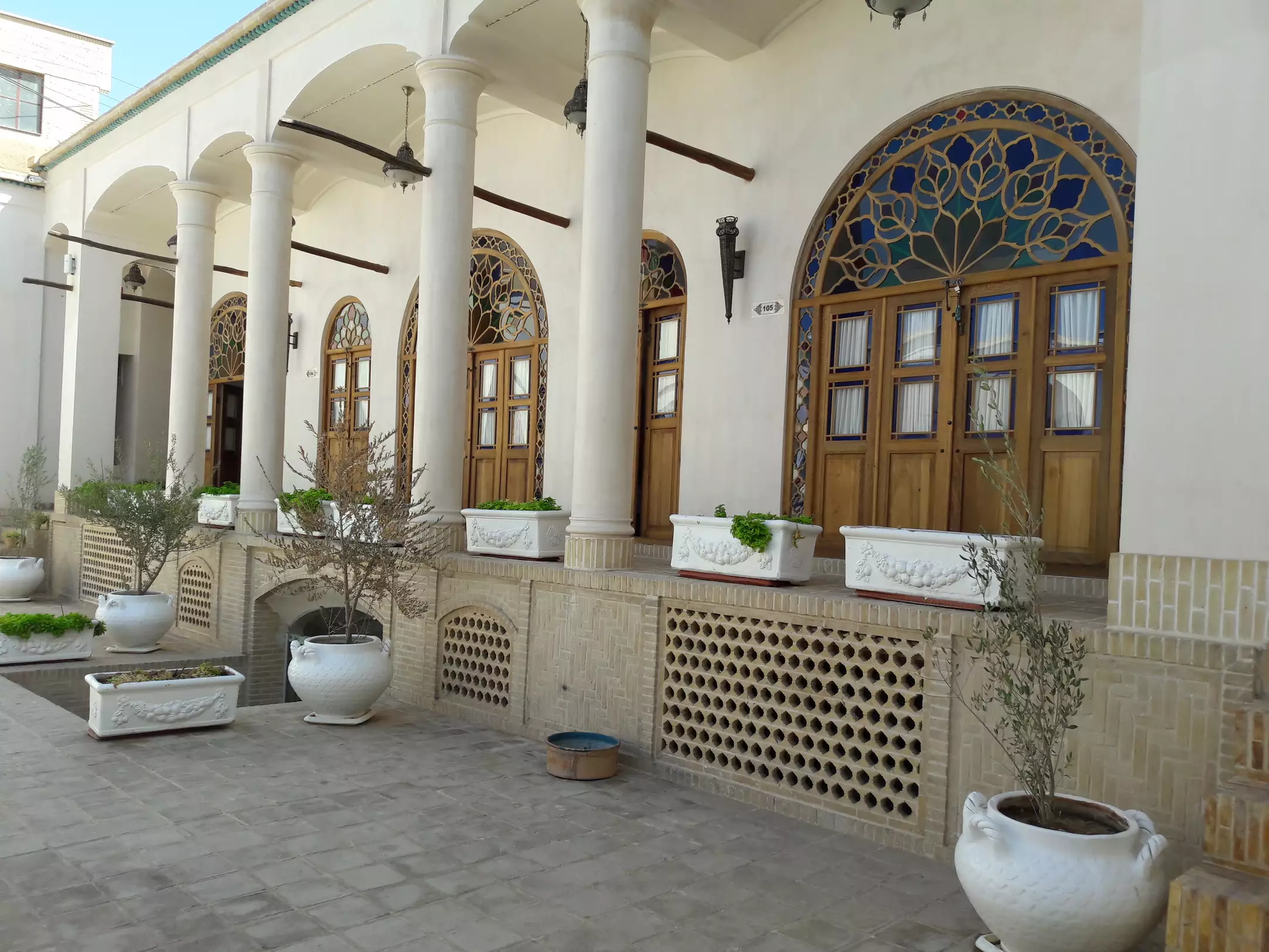 نمای ایوان و پنجره‌های چوبی هتل آریانا