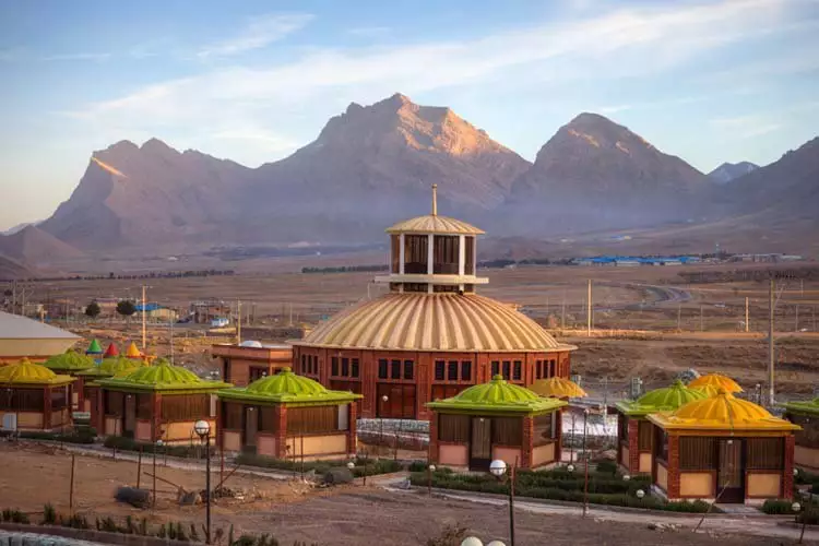 نمای اقامتگاه گنبدی خورشید اردهال در دامنه کوه
