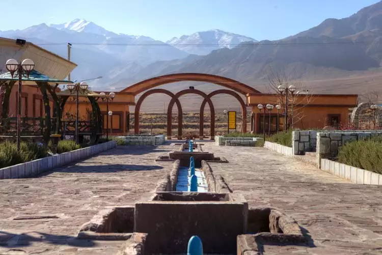 محوطه ورودی خورشید اردهال با حوض و کوهستان