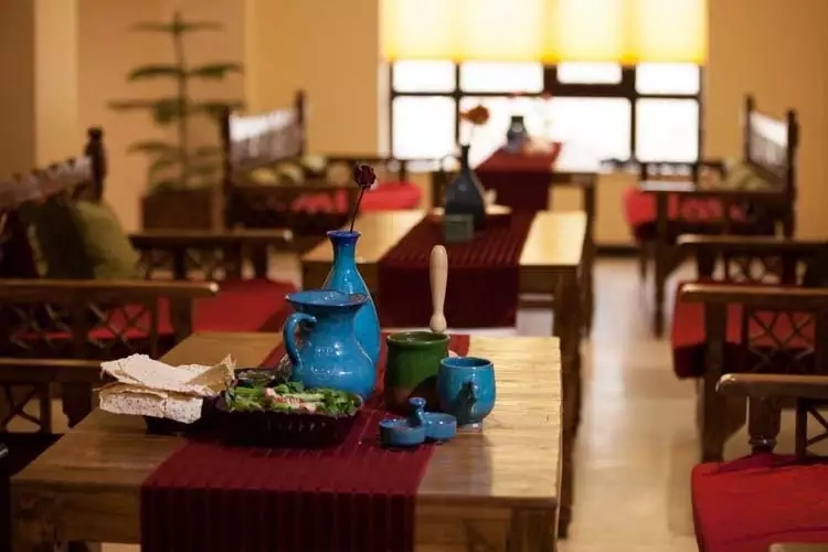 چیدمان میزهای رستوران خورشید اردهال