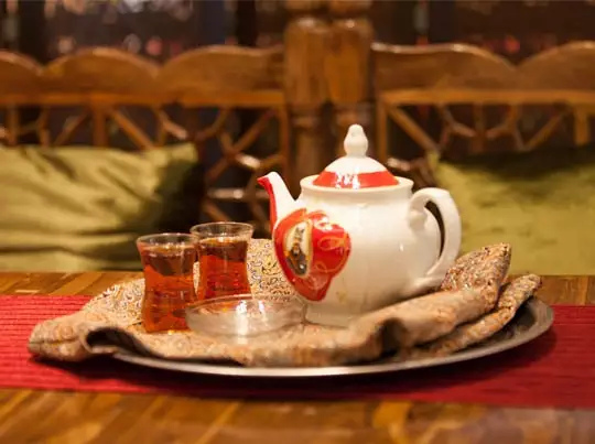 قوری چای و استکان‌ها در خورشید اردهال