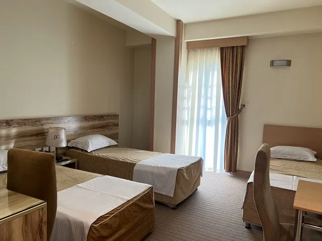 تخت‌های یک‌نفره در اتاق هتل اهراب